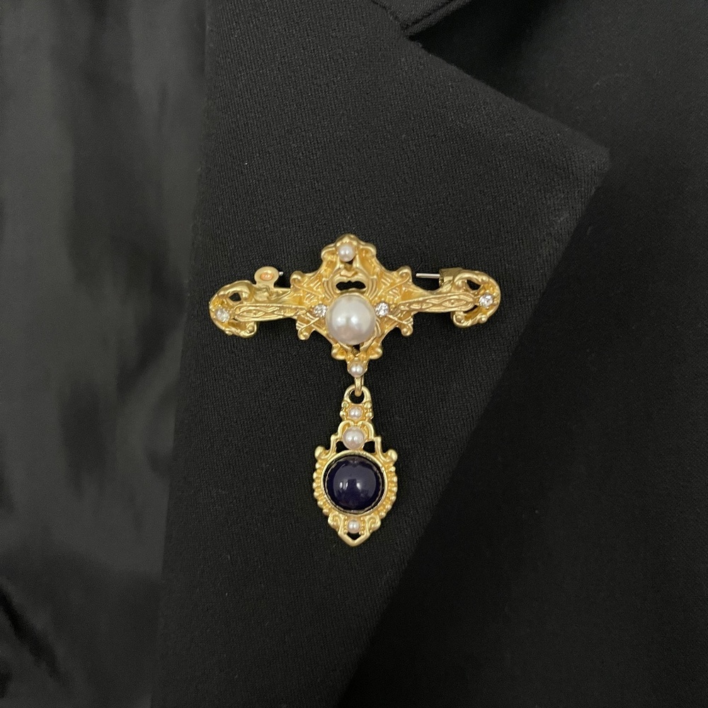 Classic brooch